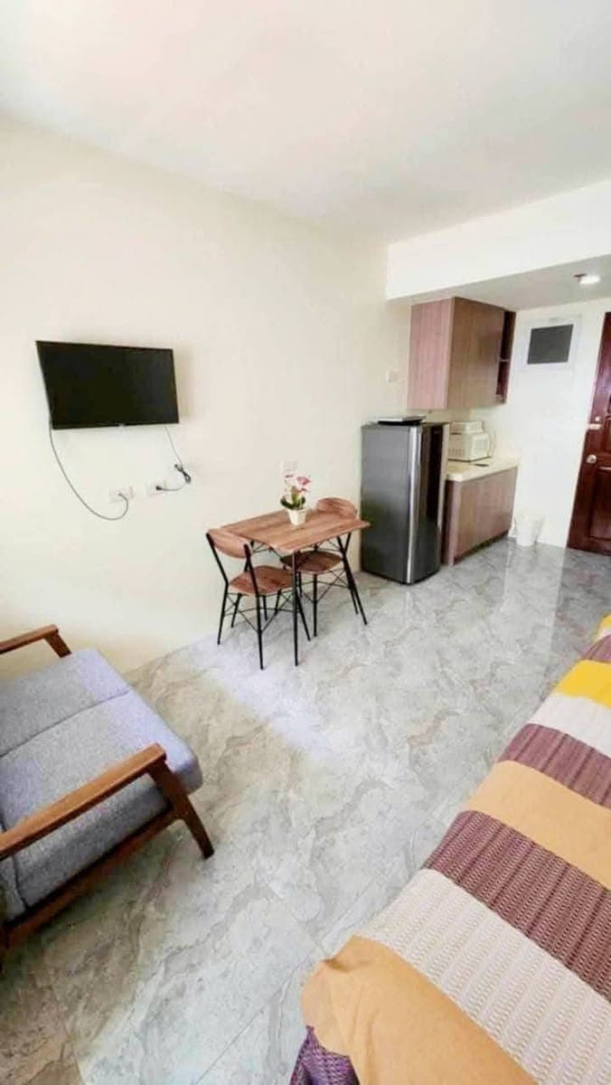 18K Furnished Condo Studio for Rent in LA Guardia Flats 2 Lahug with Balcony Walking Distance to USPF, JY & IT Park - photo 2