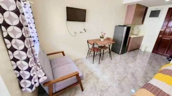 18K Furnished Condo Studio for Rent in LA Guardia Flats 2 Lahug with Balcony Walking Distance to USPF, JY & IT Park - photo 4