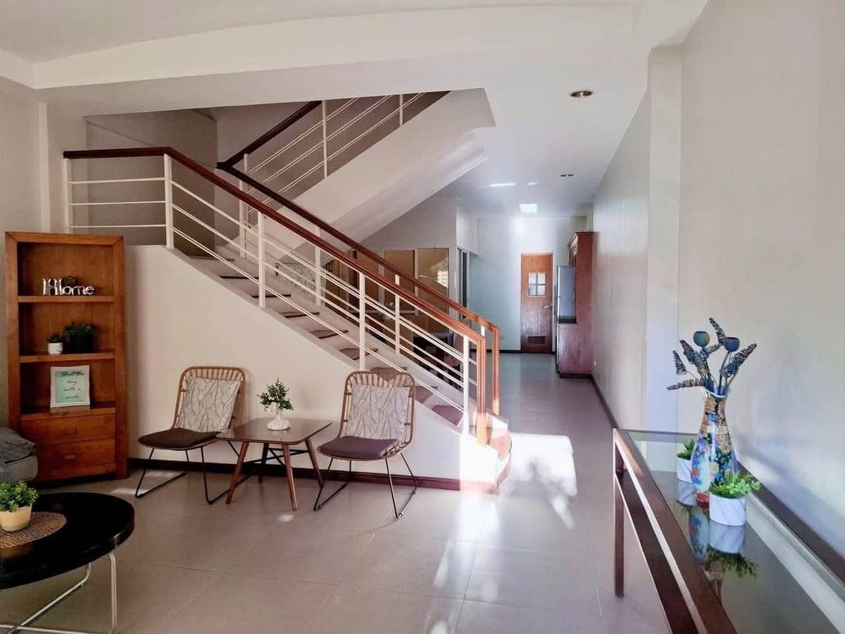 📌FOR RENT:  3-Storey Townhouse with Balcony - photo 3