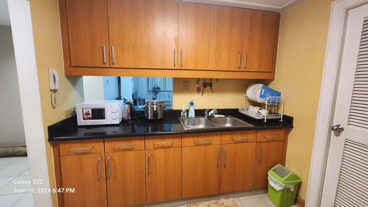 • FOR RENT!  Available now in Ermita Manila. - photo 4