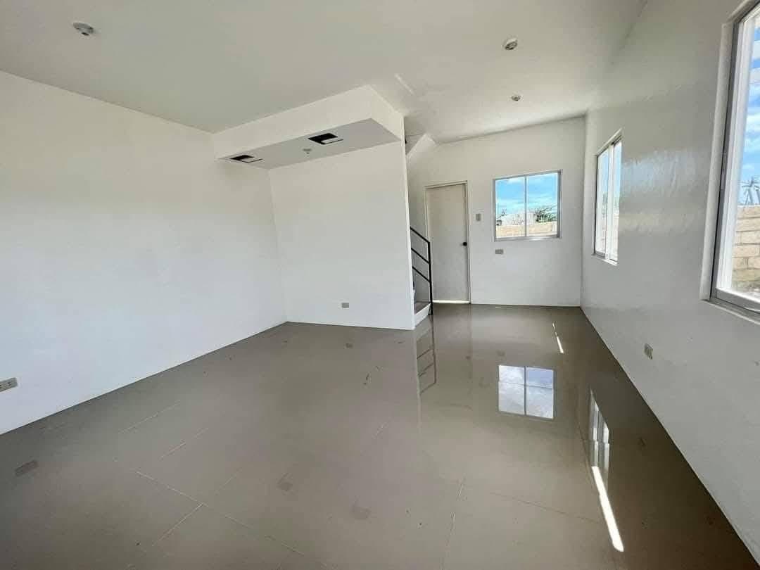 3Bedroom House for RENT in Talisay. BARE unit. - photo 2