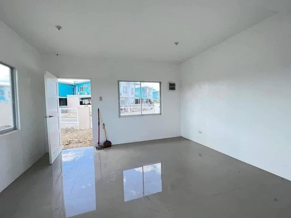 3Bedroom House for RENT in Talisay. BARE unit. - photo 2