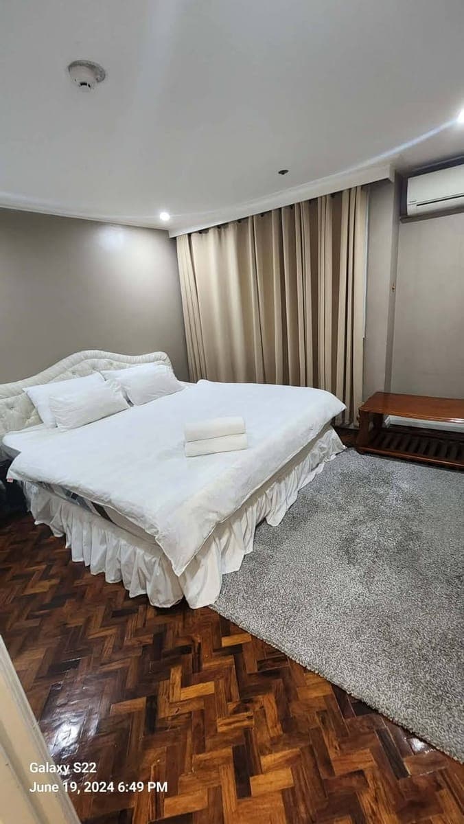 • FOR RENT! Available Now in Ermita Manila! - photo 1