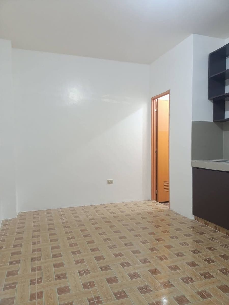 Available 1 room on September 01 2026. - photo 1