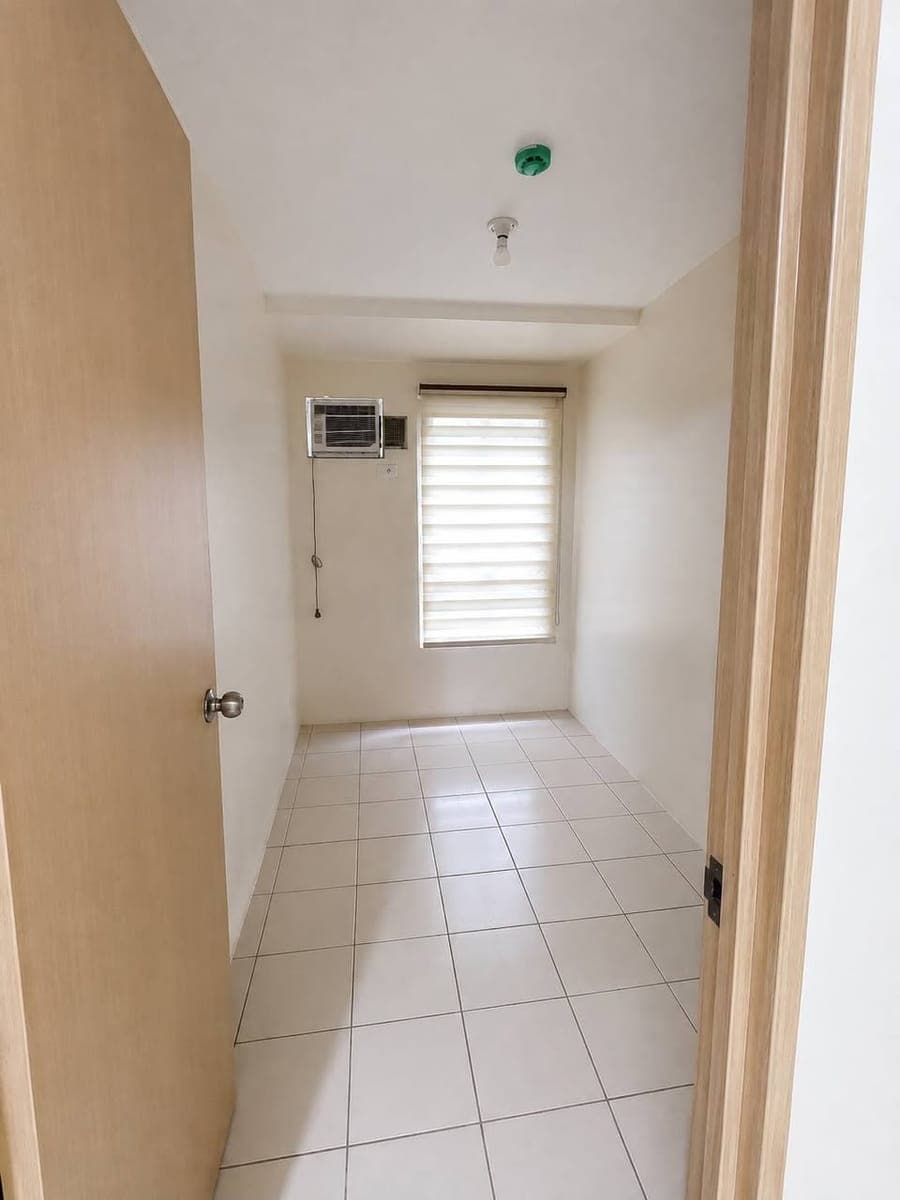 Condo for rent 2bedroom bare unit with2Ac - photo 1
