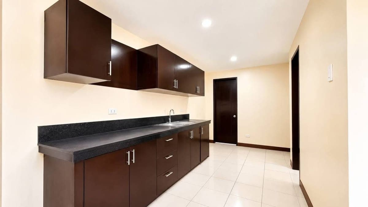 🏡 FOR RENT — Unfurnished 2BR Flat in the Heart of Banilad - photo 1