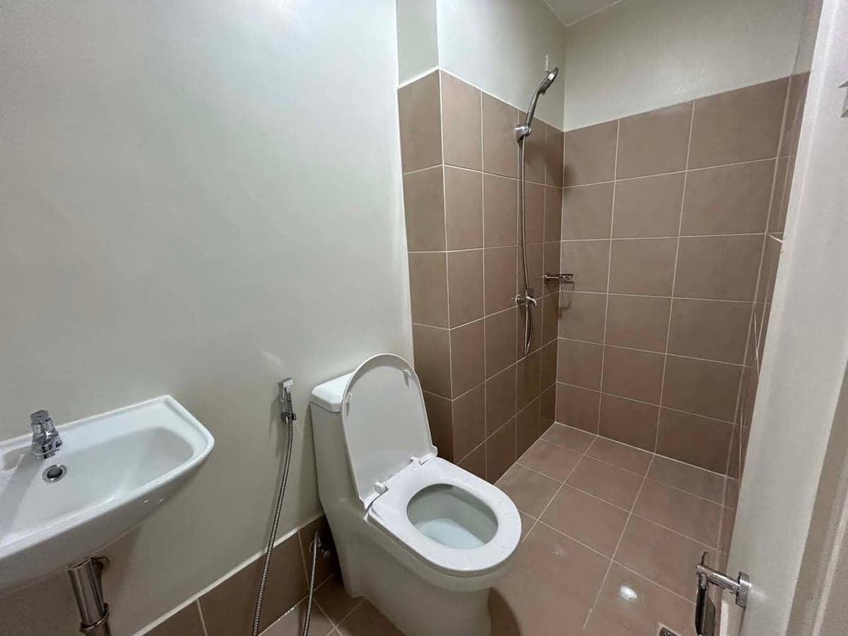 CONDO FOR RENT ( BARE UNIT) - photo 1