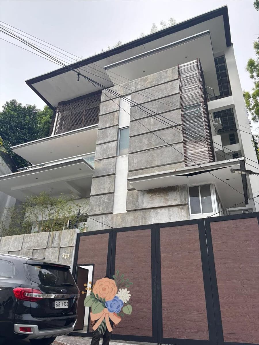 3 -Storey House for rent located in Beverly Hills in Lahug @ 90k per month - photo 1