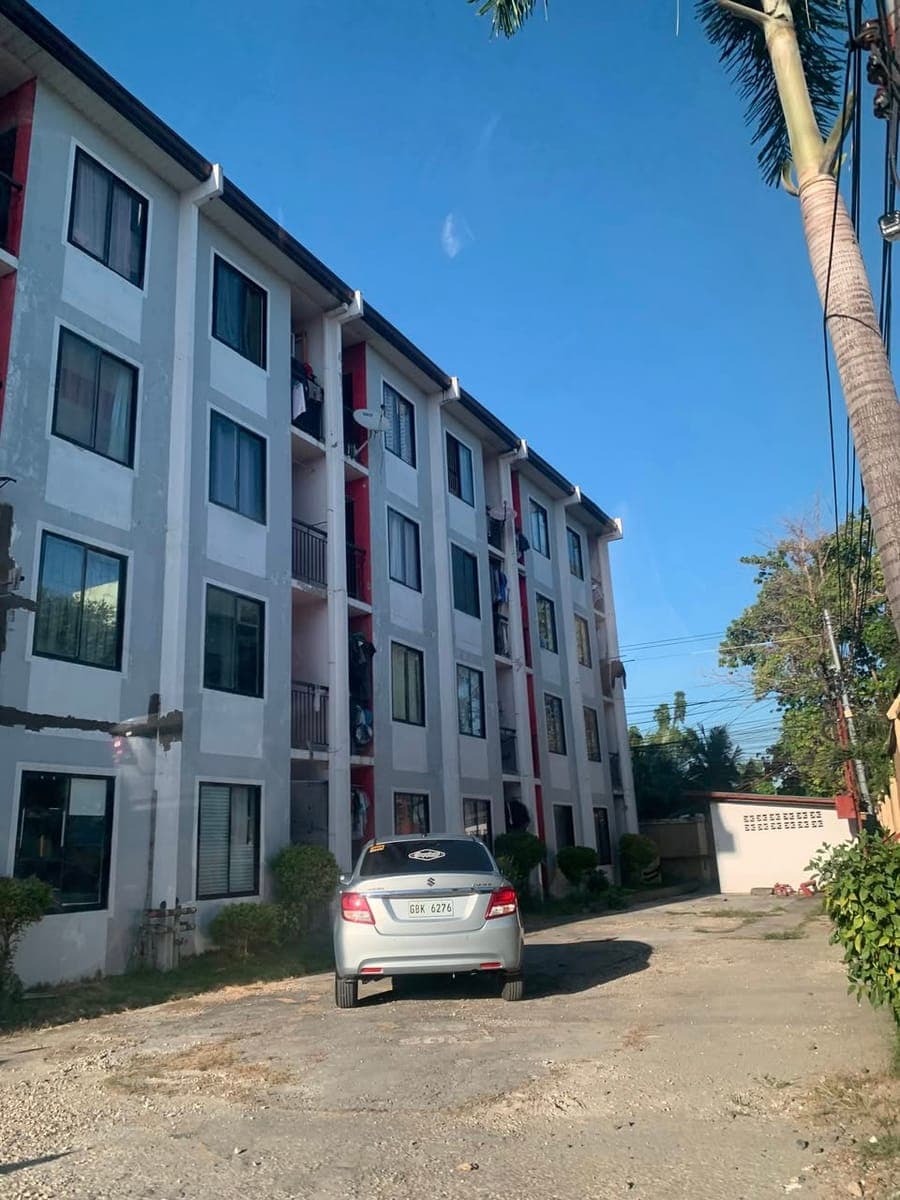 For Rent 25 sq.meter at Tisa Labangon near Schools,Malls,Banks ,Market overlooking at 4th flr. Well ventilated . - photo 2
