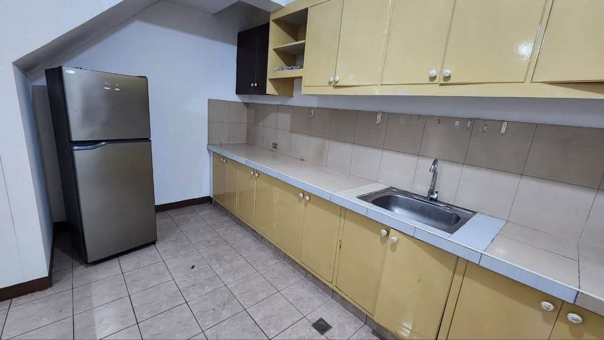 For rent 4 bedrooms,3 toilet,laundry area and dirty kitchen,with parking..di binaha nung bagyong nag... - photo 5
