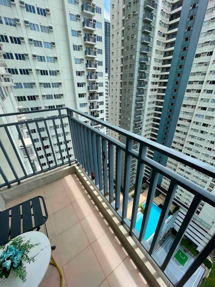 Corner unit 1 bedroom w/ Balcony FOR RENT - photo 2