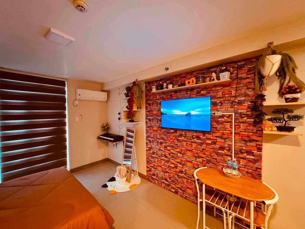 🌅 Studio Type Condominium with Balcony for Rent - photo 4