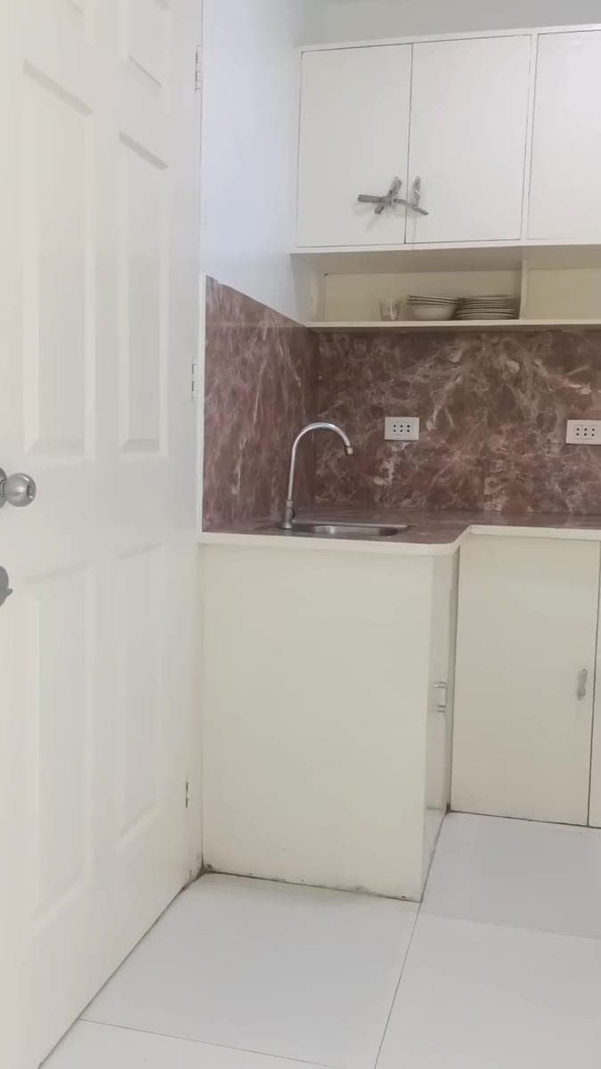 SALE OR RENT RESIDENTIAL CONDO W/ OWN INDOOR PARKING, IN LAHUG,CEBU CITY! - photo 2