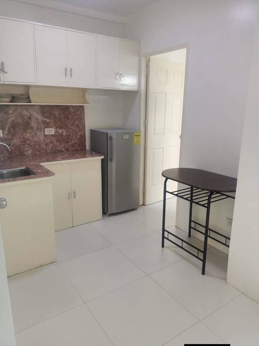 SALE OR RENT RESIDENTIAL CONDO W/ OWN INDOOR PARKING, IN LAHUG,CEBU CITY! - photo 4