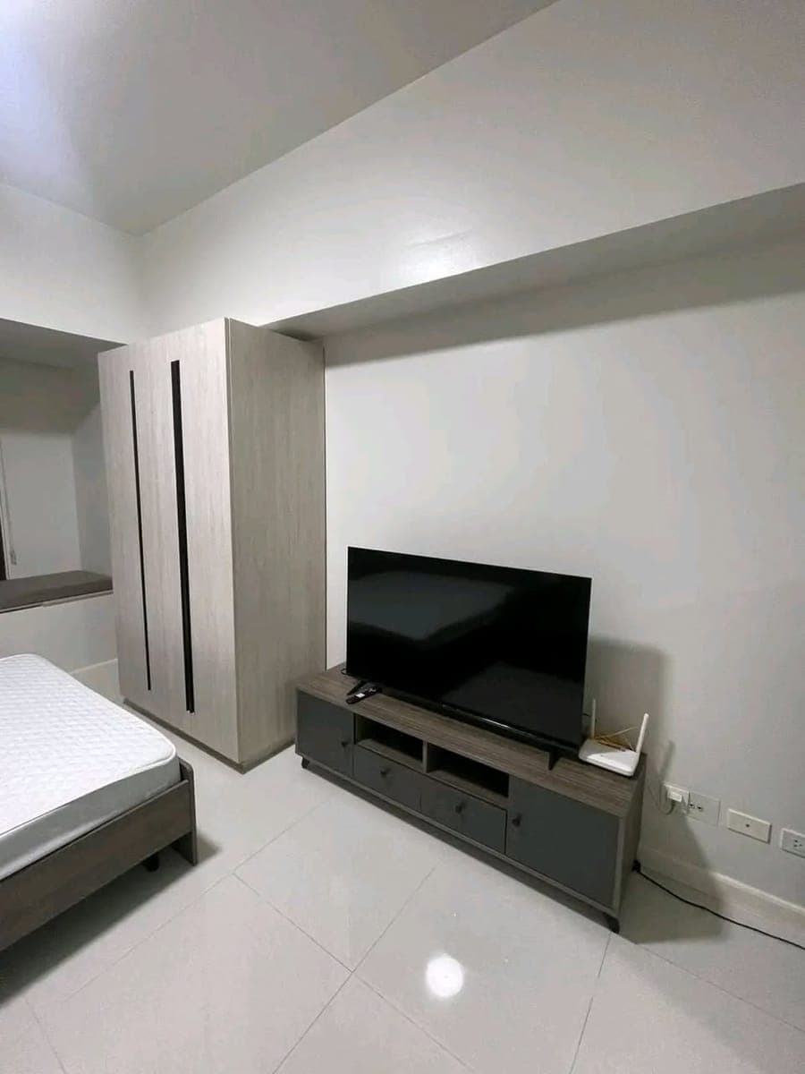 𝗙𝗢𝗥 𝗥𝗘𝗡𝗧 30k/month 𝗙𝘂𝗹𝗹𝘆-𝗙𝘂𝗿𝗻𝗶𝘀𝗵𝗲𝗱 𝗦𝘁𝘂𝗱𝗶𝗼-𝘁𝘆𝗽𝗲 Condo unit 𝗶𝗻 𝗠𝗮𝗻... - photo 1