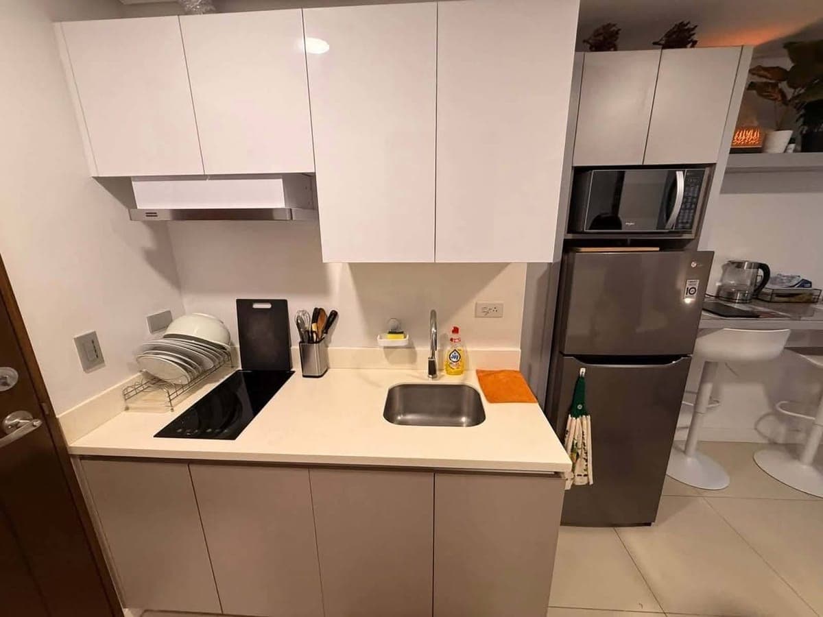 For Rent: 38 Park Fully Furnished studio unit - photo 4