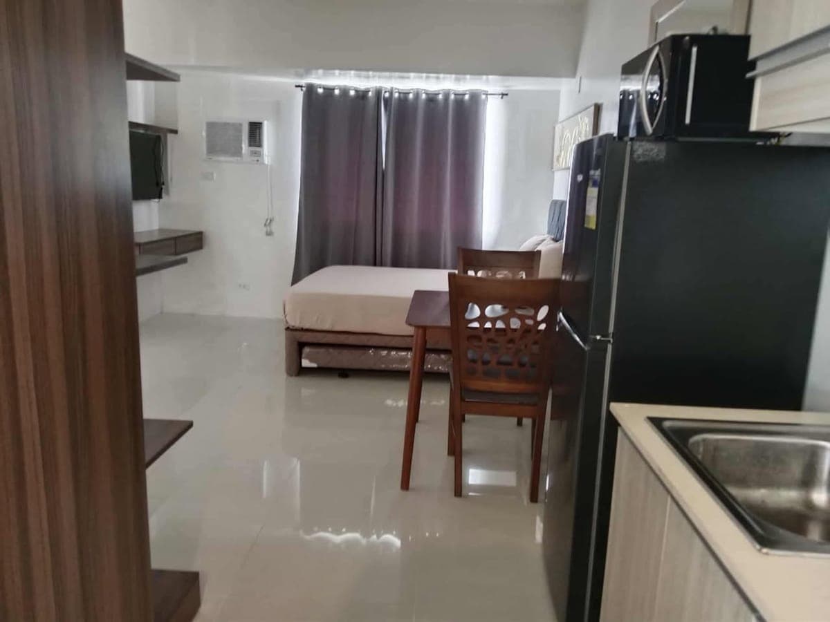 Brand new comer studio unit in Taft East Gate with balcony. - photo 2