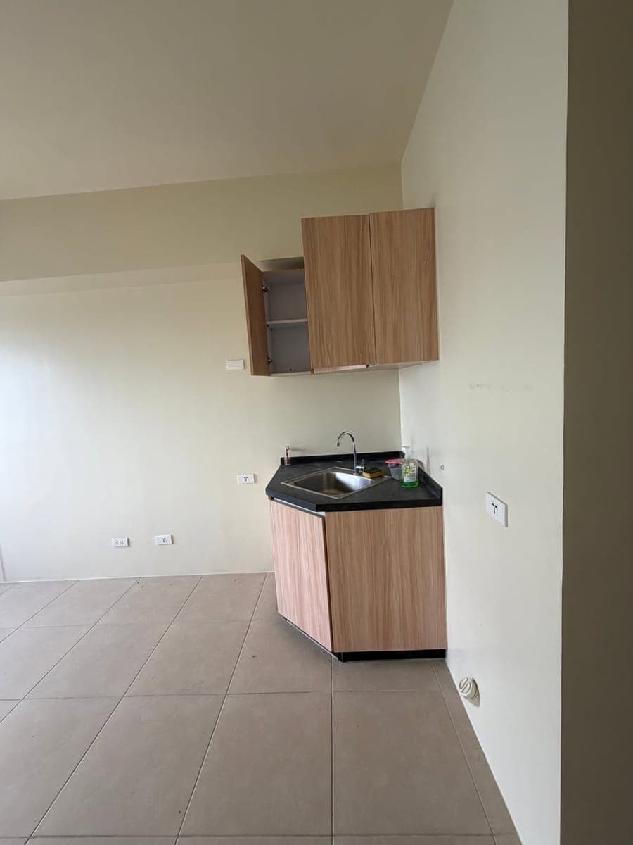 **FOR RENT  NEAR SM NORTH AND WALKING DISTANCE TO TRINOMA..** - photo 2