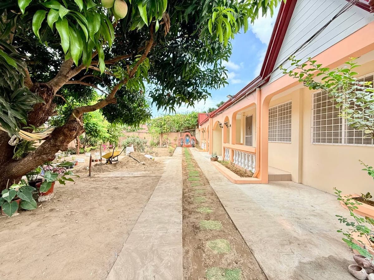 3 Bedrooms Bungalow Gated House for rent in Guadalupe Cebu City with 2 parking - photo 1