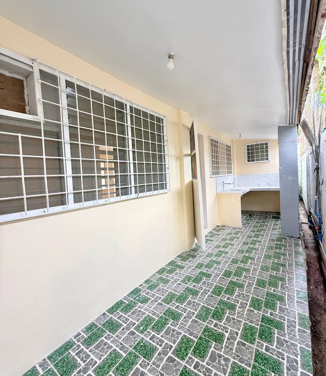 3 Bedrooms Bungalow Gated House for rent in Guadalupe Cebu City with 2 parking - photo 3