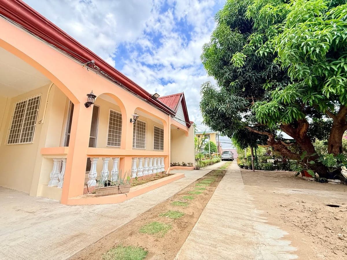 3 Bedrooms Bungalow Gated House for rent in Guadalupe Cebu City with 2 parking - photo 2