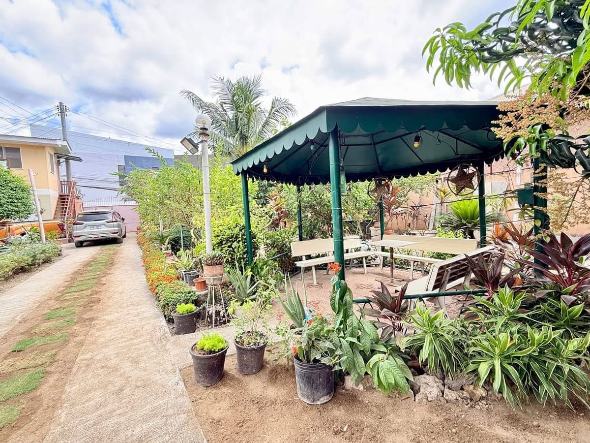 3 Bedrooms Bungalow Gated House for rent in Guadalupe Cebu City with 2 parking - photo 4