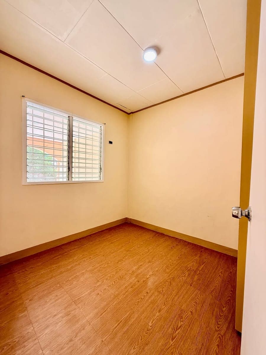 3 Bedrooms Bungalow Gated House for rent in Guadalupe Cebu City with 2 parking - photo 5