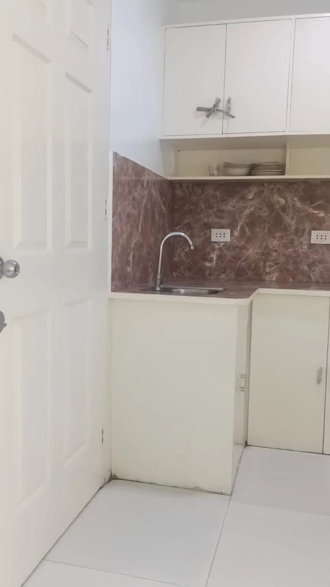 SALE OR RENT RESIDENTIAL CONDO W/ OWN INDOOR PARKING, IN LAHUG,CEBU CITY! - photo 2