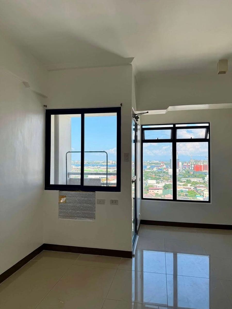 FOR RENT:  BARE STUDIO UNIT at ₱12,000/mo. - photo 3