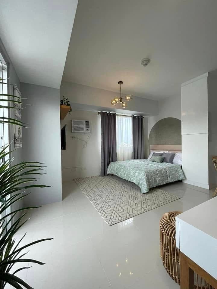 Modern Studio with Balcony for RENT in Taft East Gate Across Landers, Cebu City - photo 1