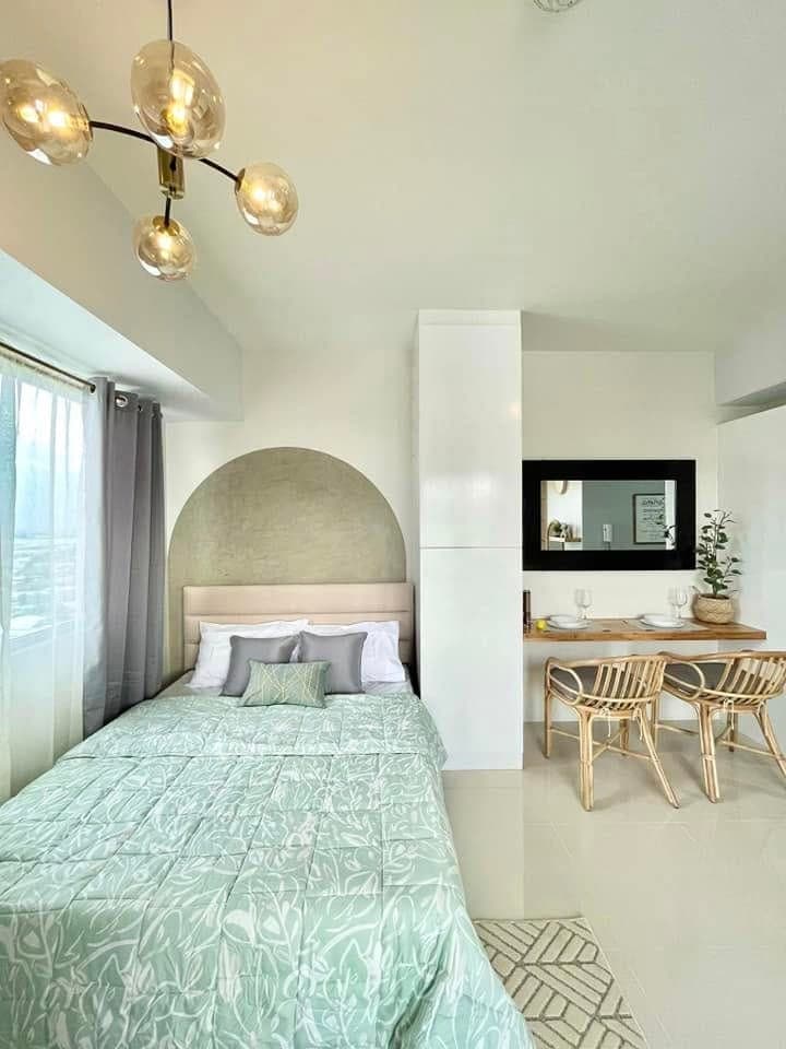 Modern Studio with Balcony for RENT in Taft East Gate Across Landers, Cebu City - photo 2