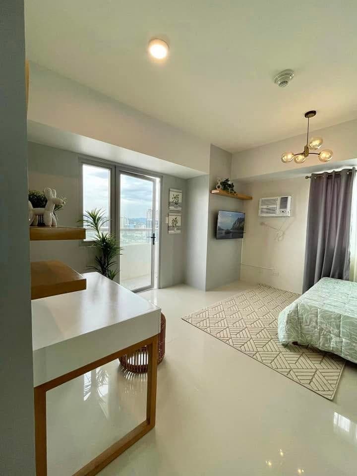 Modern Studio with Balcony for RENT in Taft East Gate Across Landers, Cebu City - photo 4