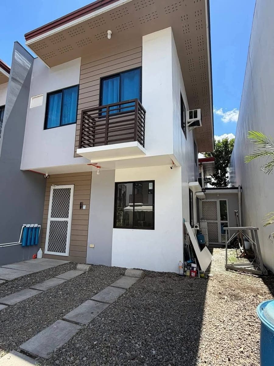 🏡 FOR RENT: Semi-Furnished Townhouse (End Unit) - photo 1