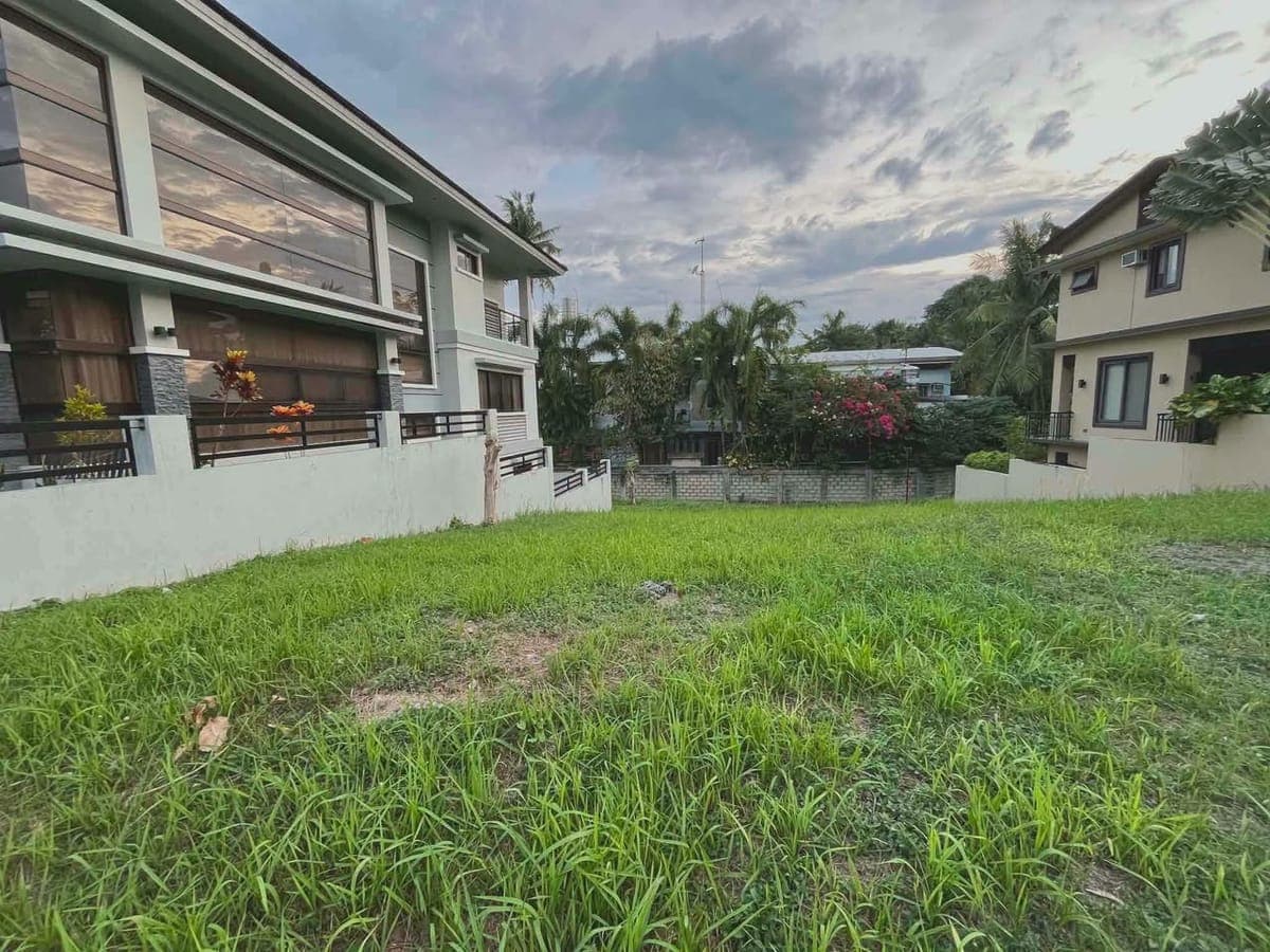 HIGH END SUBDIVISION LOT - photo 1