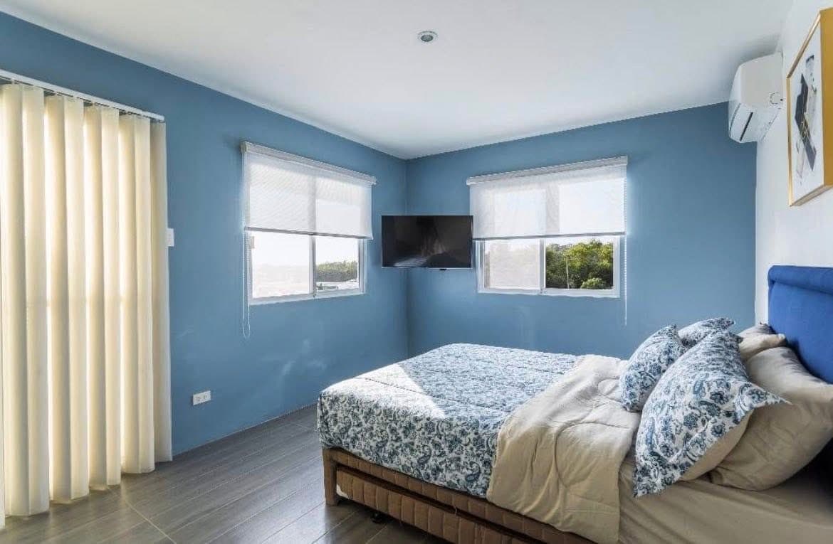 RENT at P200k - Luxury 7BR Overlooking Alta Vista Golf & Country Club — with Solar Panels - photo 2