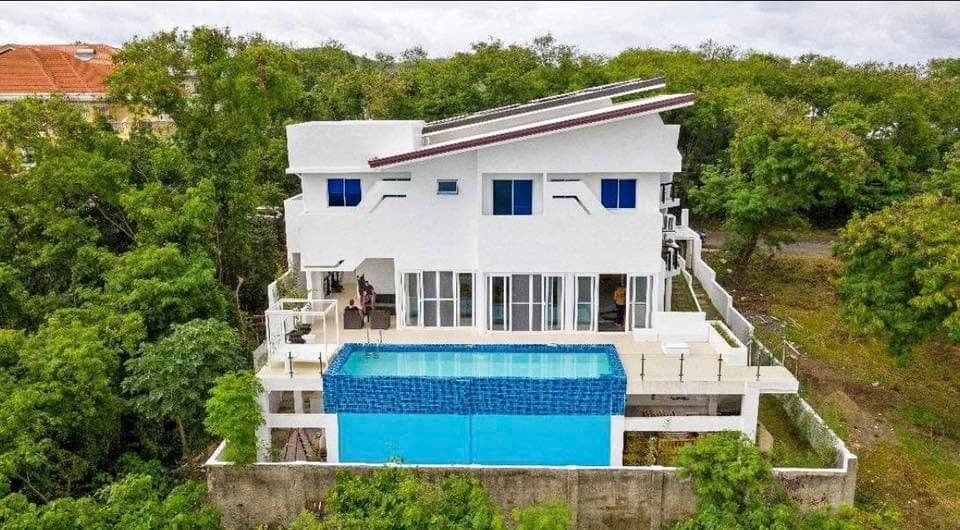 RENT at P200k - Luxury 7BR Overlooking Alta Vista Golf & Country Club — with Solar Panels - photo 3