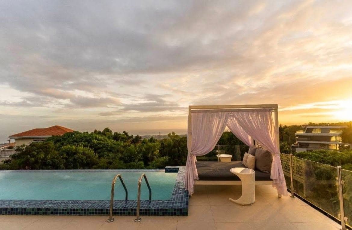 RENT at P200k - Luxury 7BR Overlooking Alta Vista Golf & Country Club — with Solar Panels - photo 4