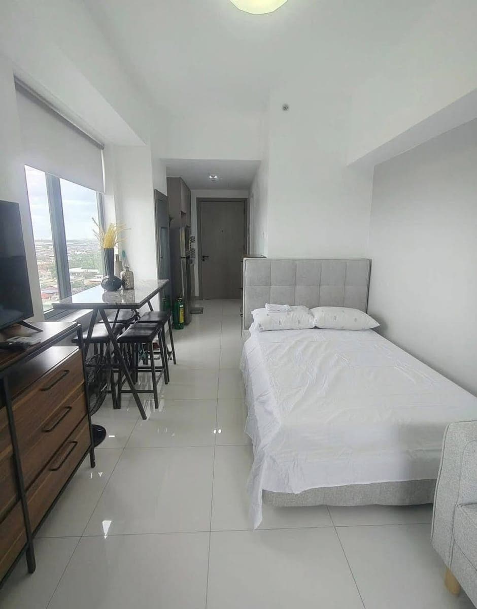FOR RENT: Fully Furnished Condo Unit – ARC Tower (CCLEX View) - photo 1