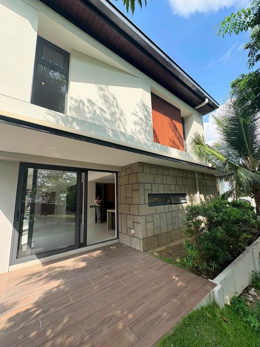 𝐅𝐎𝐑 𝐑𝐄𝐍𝐓: Modern House & Lot in Kishanta Subdivision - photo 1