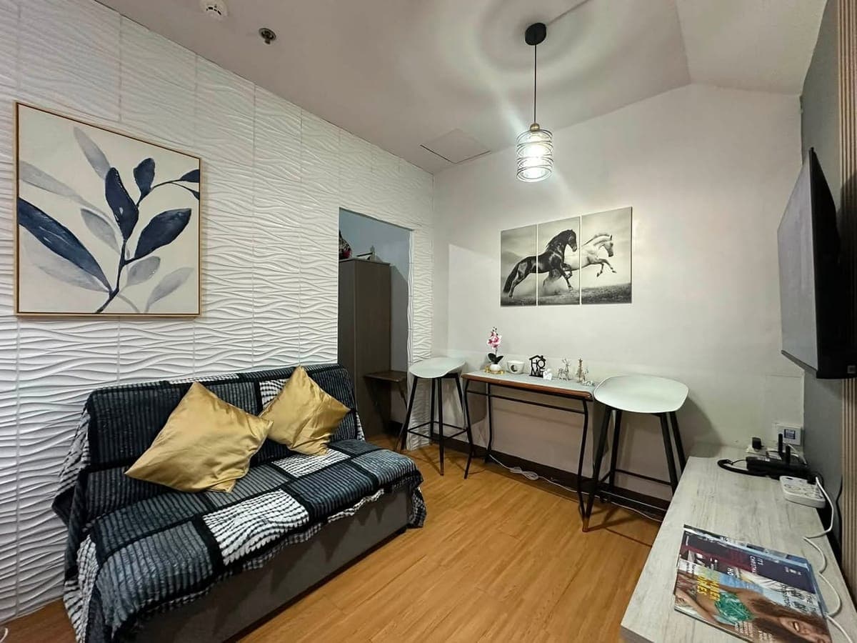 Looking for the perfect balance of comfort and convenience? Our beautiful, humble abode is officiall... - photo 2