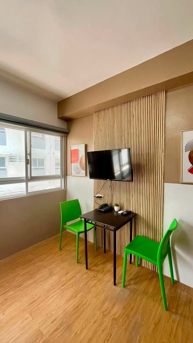 FOR LEASE: Furnished 29sqm Studio with Balcony in Lahug (near JY Square Mall, USPF,  Cebu IT Park) - photo 2