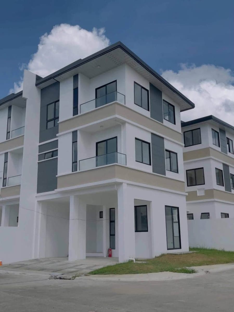 🏡 FOR LEASE – 3-Storey Townhouse - photo 1