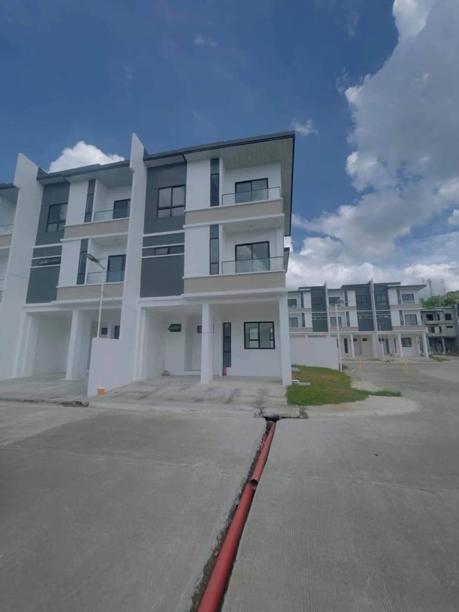 🏡 FOR LEASE – 3-Storey Townhouse - photo 2
