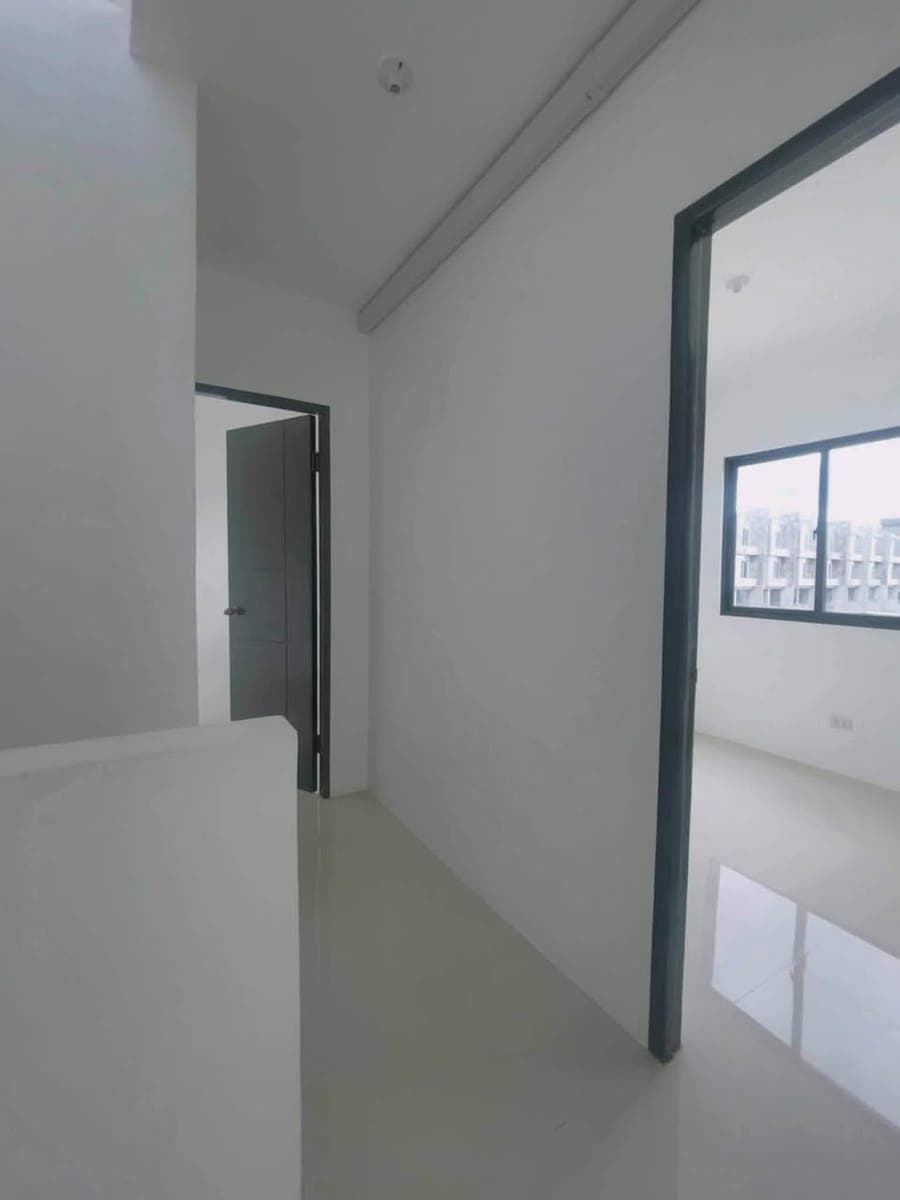 🏡 FOR LEASE – 3-Storey Townhouse - photo 3