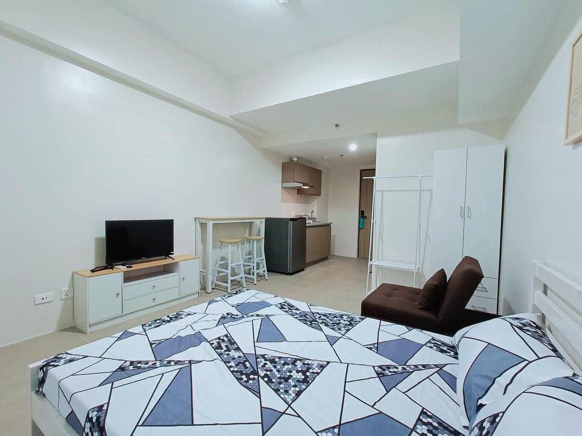 STUDIO Unit in BE Residences, Lahug, Cebu City (W/ INTERNET & BALCONY) - photo 1