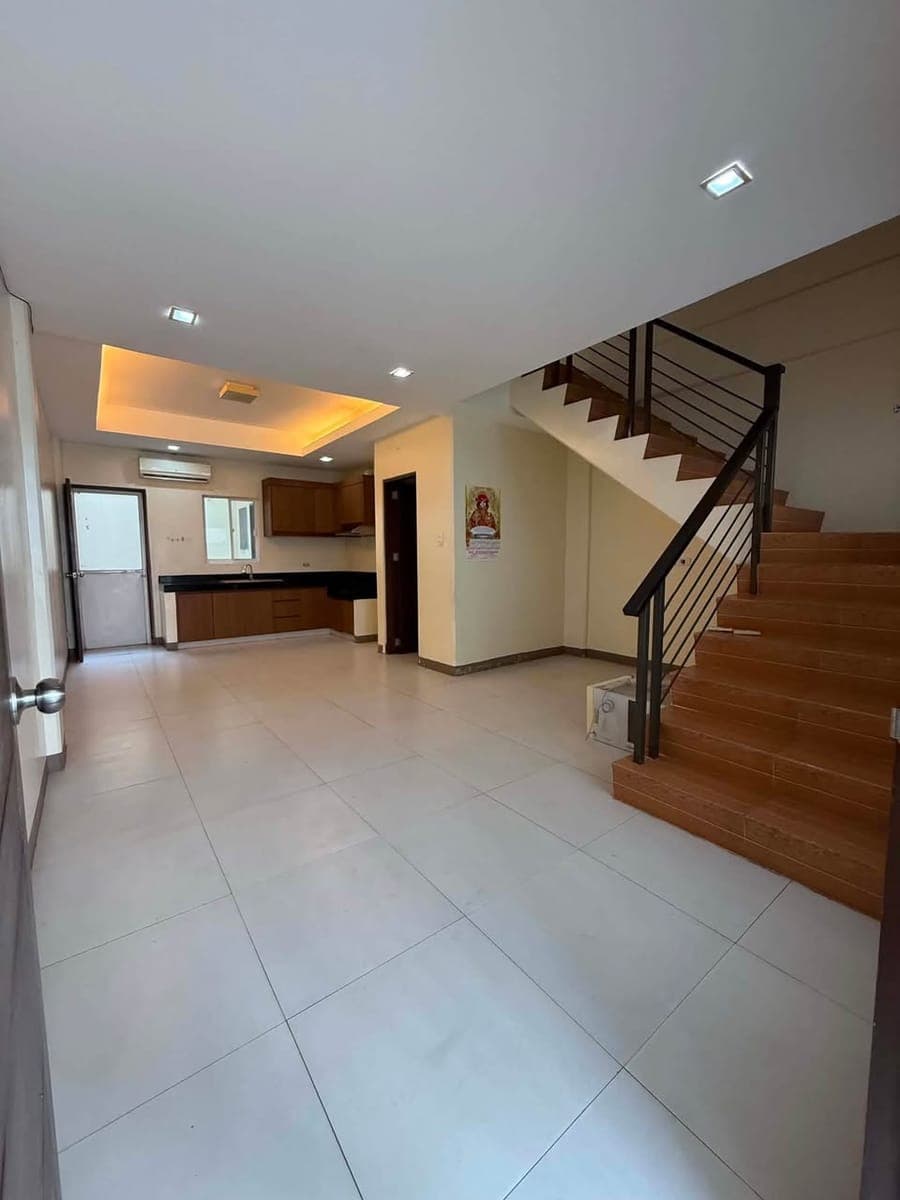 FOR RENT: UNFURNISHED HOUSE AND LOT NEAR AYALA AND SM - photo 1