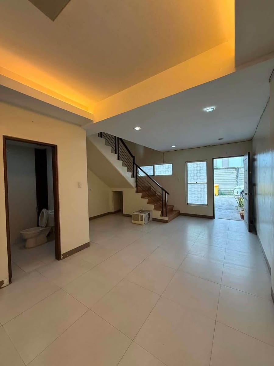 FOR RENT: UNFURNISHED HOUSE AND LOT NEAR AYALA AND SM - photo 2