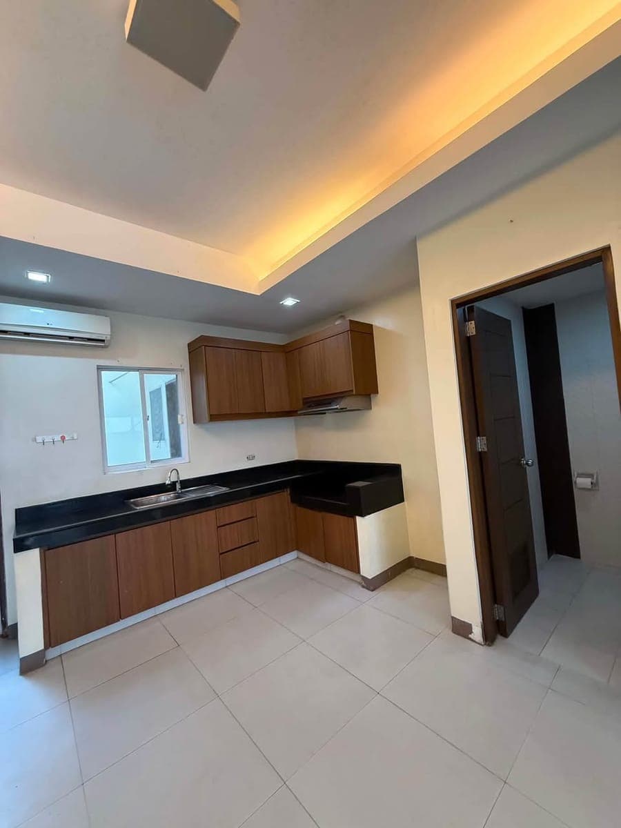 FOR RENT: UNFURNISHED HOUSE AND LOT NEAR AYALA AND SM - photo 3