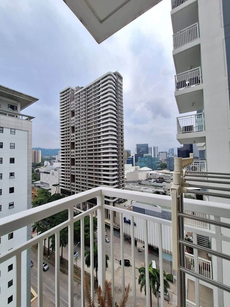 🏙️ FOR RENT | 2-Bedroom End Unit with Balcony 🌿 - photo 5