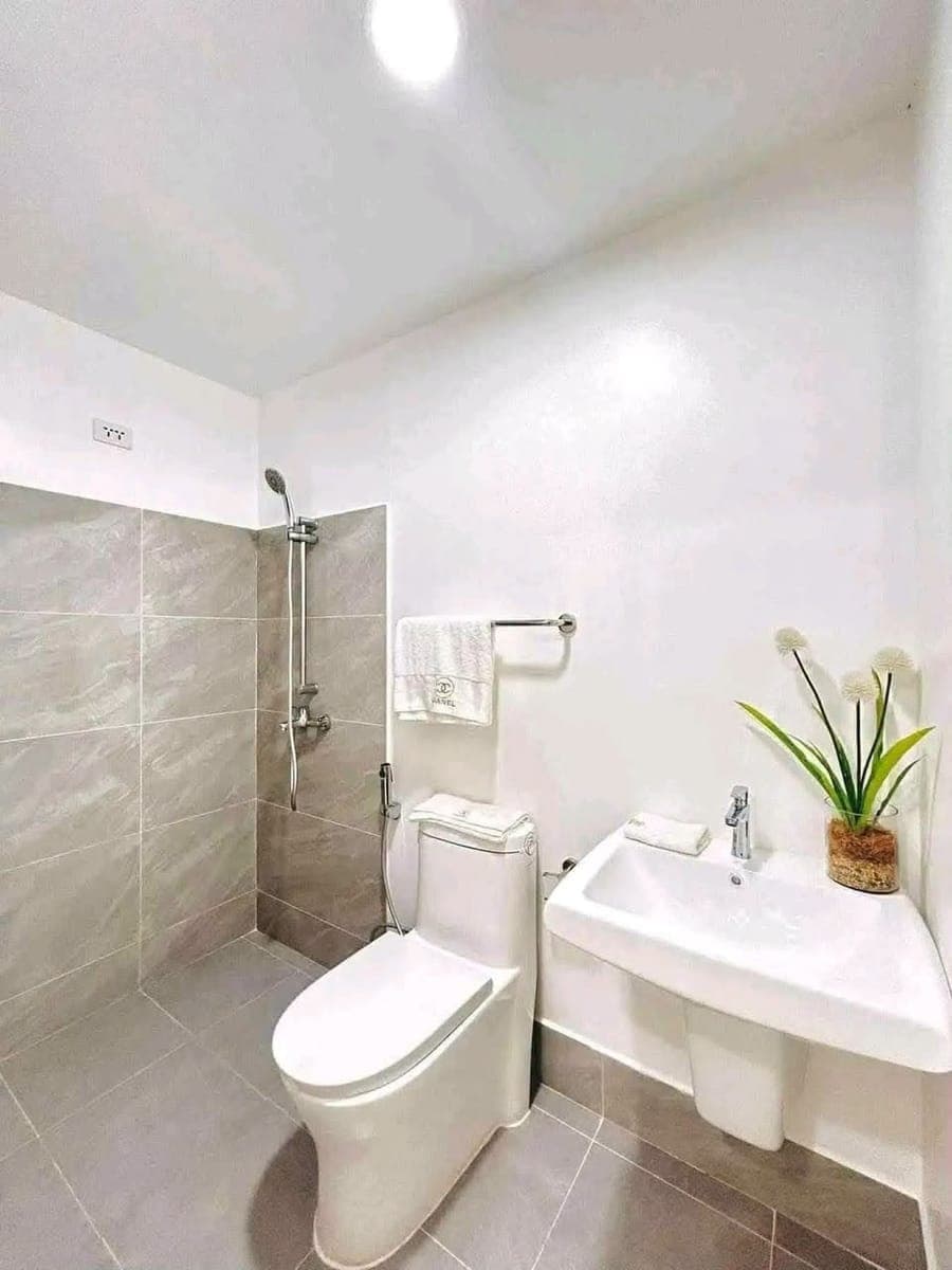 🏙️ Brand New Fully Furnished 1-Bedroom Condo for Rent - photo 4